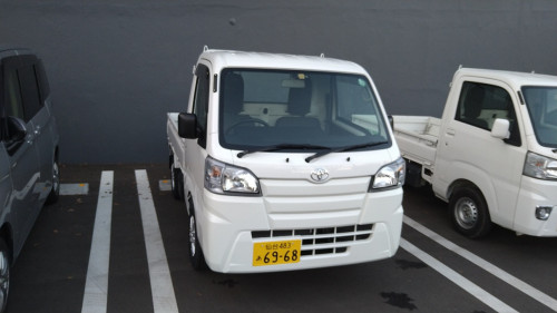 社員紹介にろくろ屋号（軽トラック）を追加しました。
