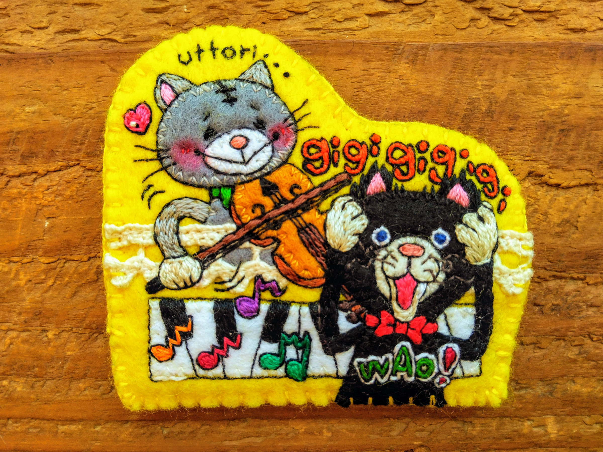 📢【新作】【🍎新作が仕上がりました(ｏﾉ´3｀)ﾉ】猫と楽器のピアノ型アップリケ刺繍ブローチ、５種類ほど🎹