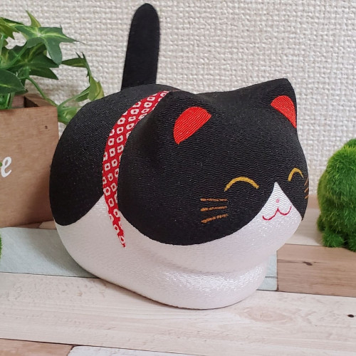 しっぽゆらゆら、ちりめんのソーラー猫(白黒)