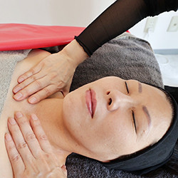 デコルテマッサージ