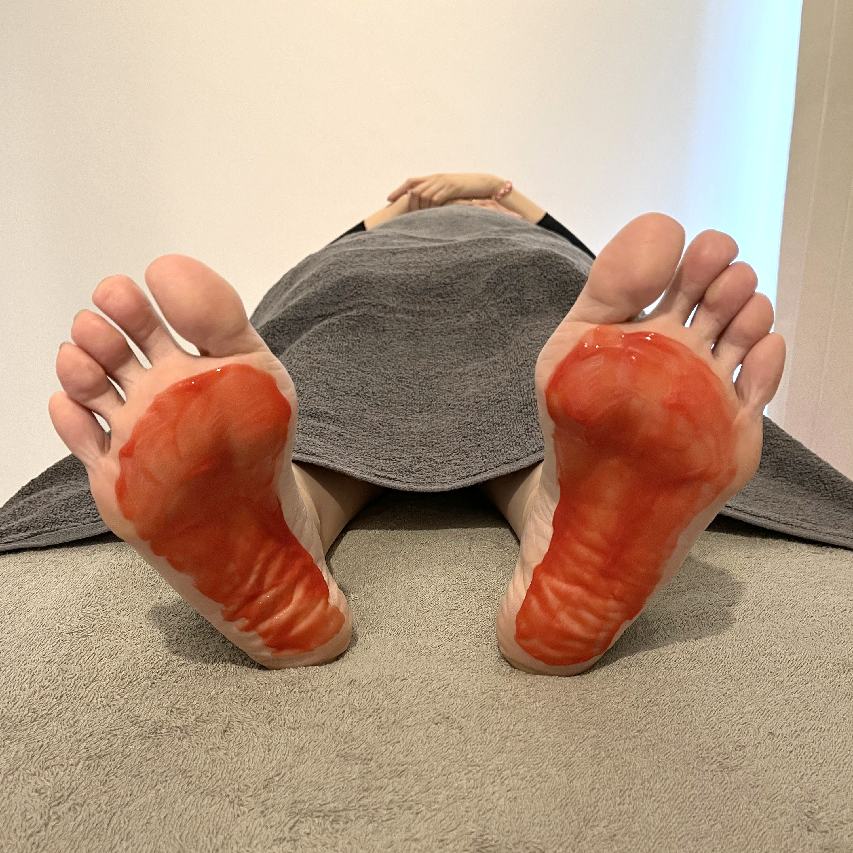 足裏に赤パック塗布