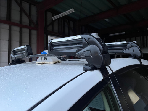 普通車にスキー、スノーボード用のキャリアを取り付けました。
