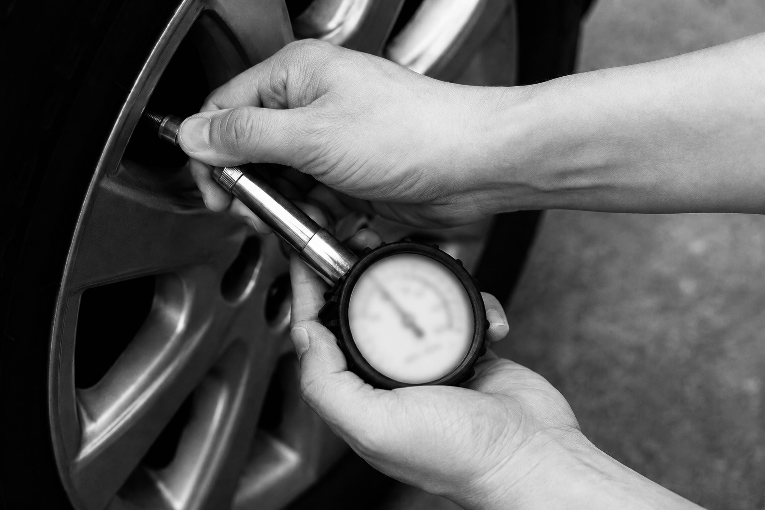 ［Info］⛽️営業日 | 土曜日は【配達業務】はお休みです！📢明日は、1年で一番、昼が長い『夏至』がやってきます！長く走るその前に、タイヤの空気圧チェックを。
