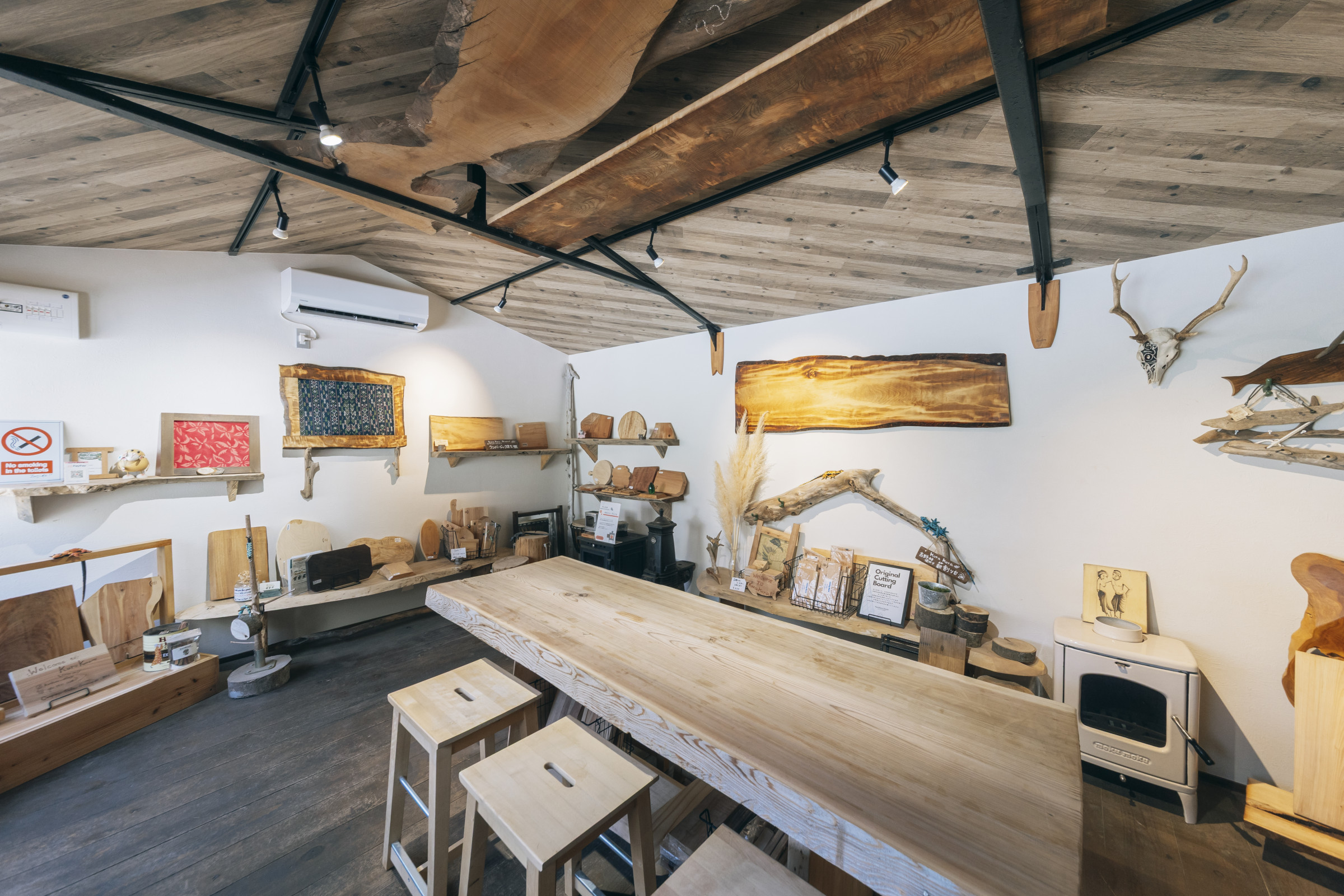 木工体験や販売もしています