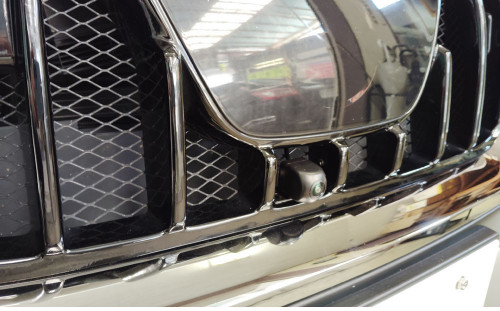 スカイライン　フロントカメラ取付