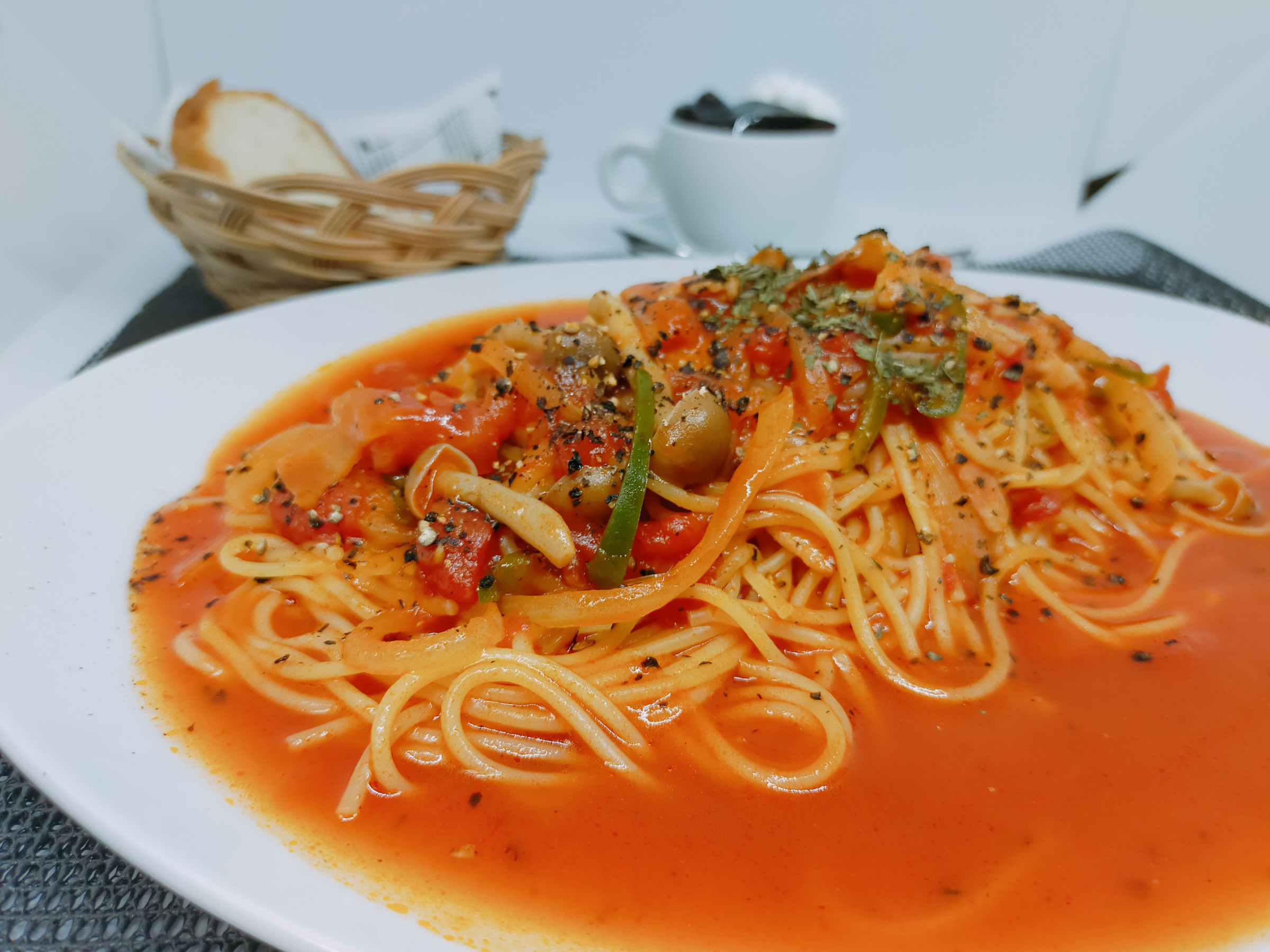 人気のパスタは5種類　日替わりパスタ２種で、お待ちしています