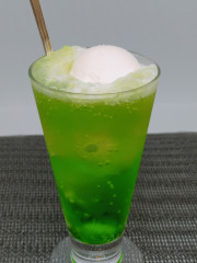 冷たいドリンク【クリームソーダ】　甘すぎないメロンソーダとアイスクリームで丁度良い美味しさを貴方に。