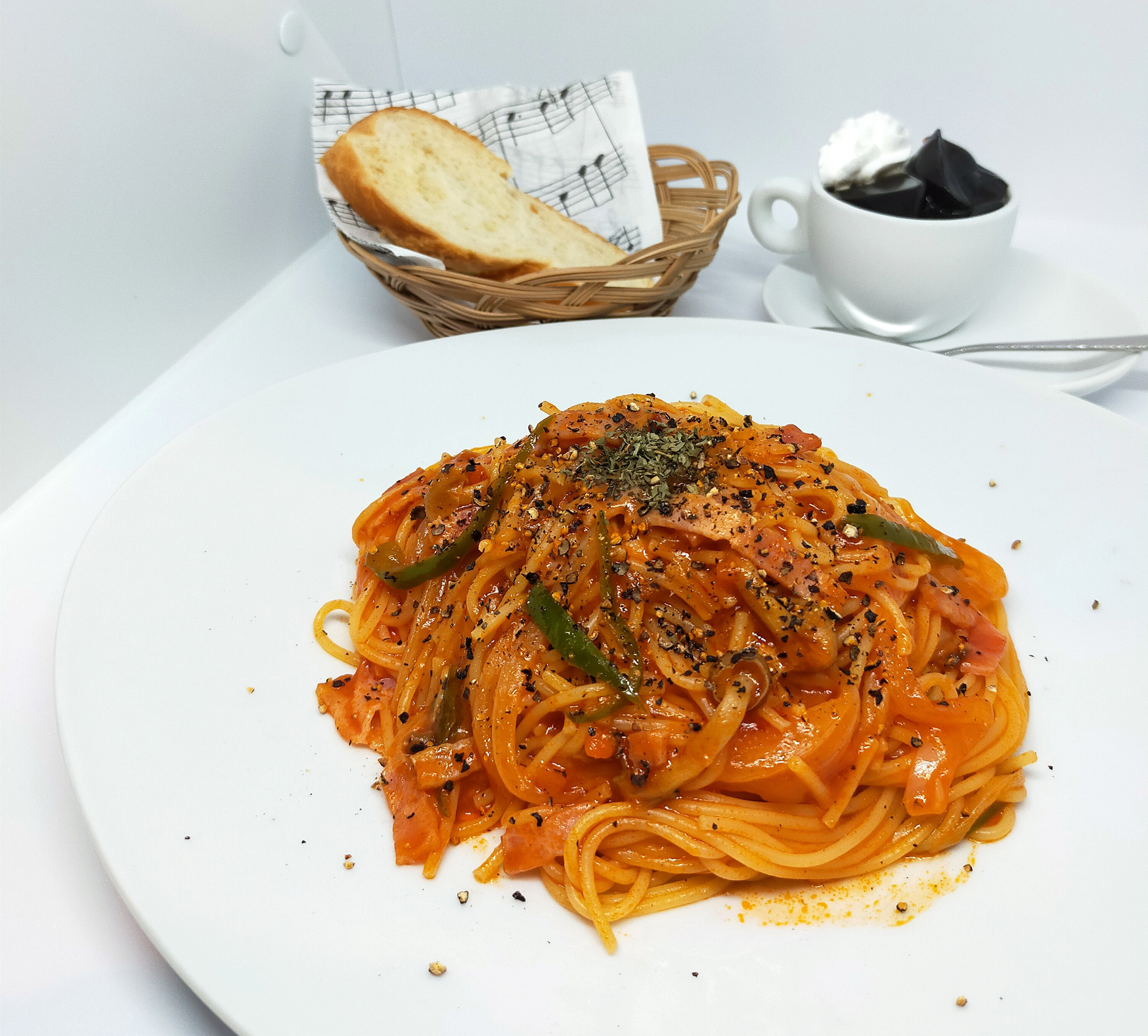 人気のパスタは5種類　日替わりパスタ3種で、お待ちしています