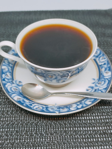 なみなみと淹れたてのホットコーヒー