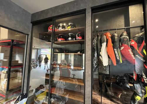 ヘルメットやグローブをディスプレイ。バイク好きのためのオーダーメイド造作収納棚。岡崎・豊田エリアでガレージリフォームをお考えの方へ。大人の秘密基地のような趣味の空間をご提案します。