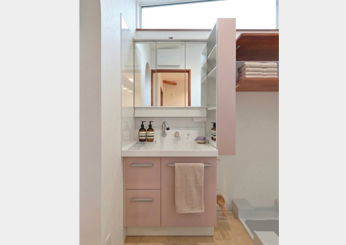 高窓からの光に包まれる、家事ラクな洗面空間