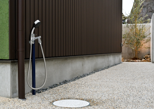 お散歩帰りもスマートに。愛犬家おもいのアウトドアシャワー