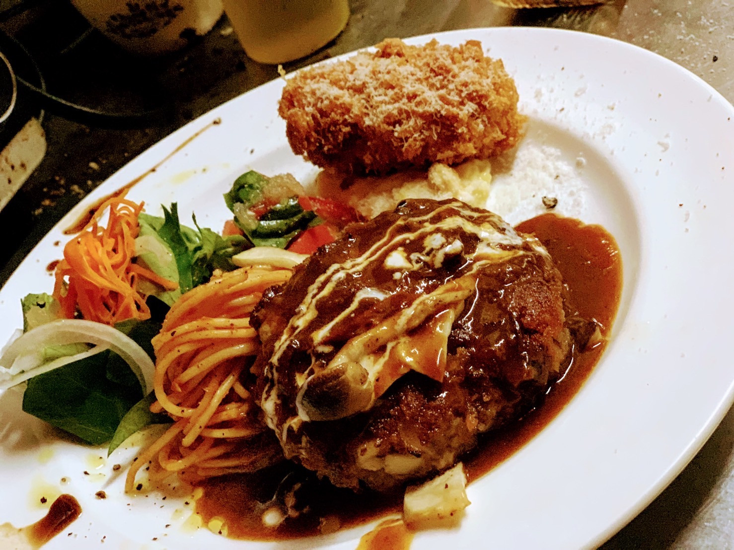 定番　牛100%ハンバーグとカニクリームコロッケ