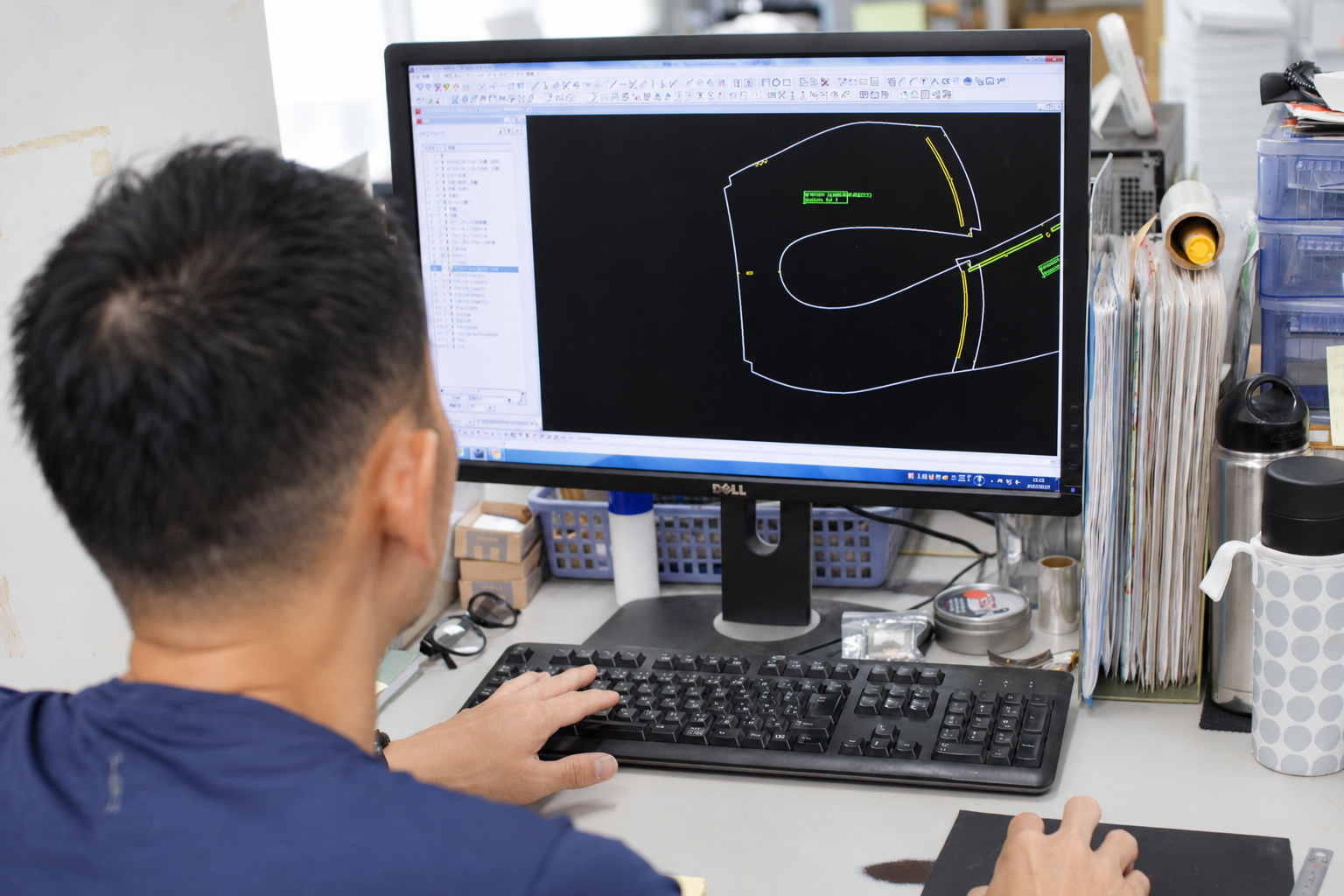 CADで靴のパーツを設計するトアセイコーの作業風景
