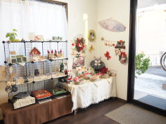 店内入口横の展示棚