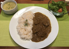 ベジブロスライスのビーフカレー（コーヒーまたは紅茶付）