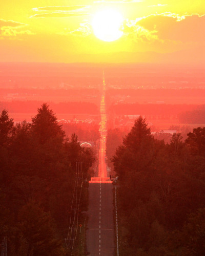 天へ続く道と夕陽.jpg