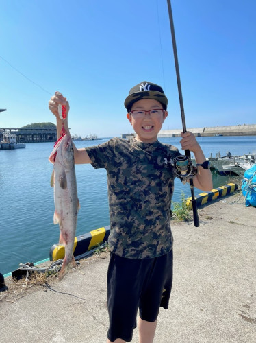 ウトロの港で2本釣ったよー！！