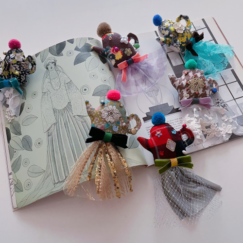 踊るティーポットブローチ／洋書への憧れ