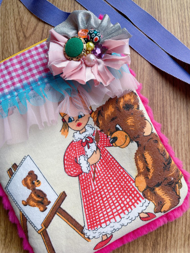 小さな画伯とクマのポシェット／ばけばけ