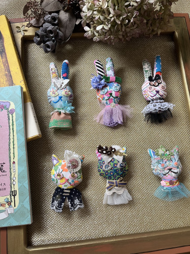 貴族うさぎとねこのブローチ／誕生日の宴