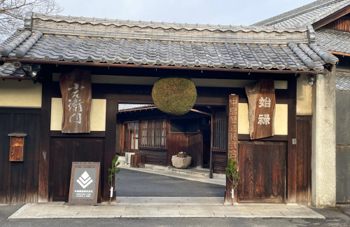 正門2021.12門松.jpg