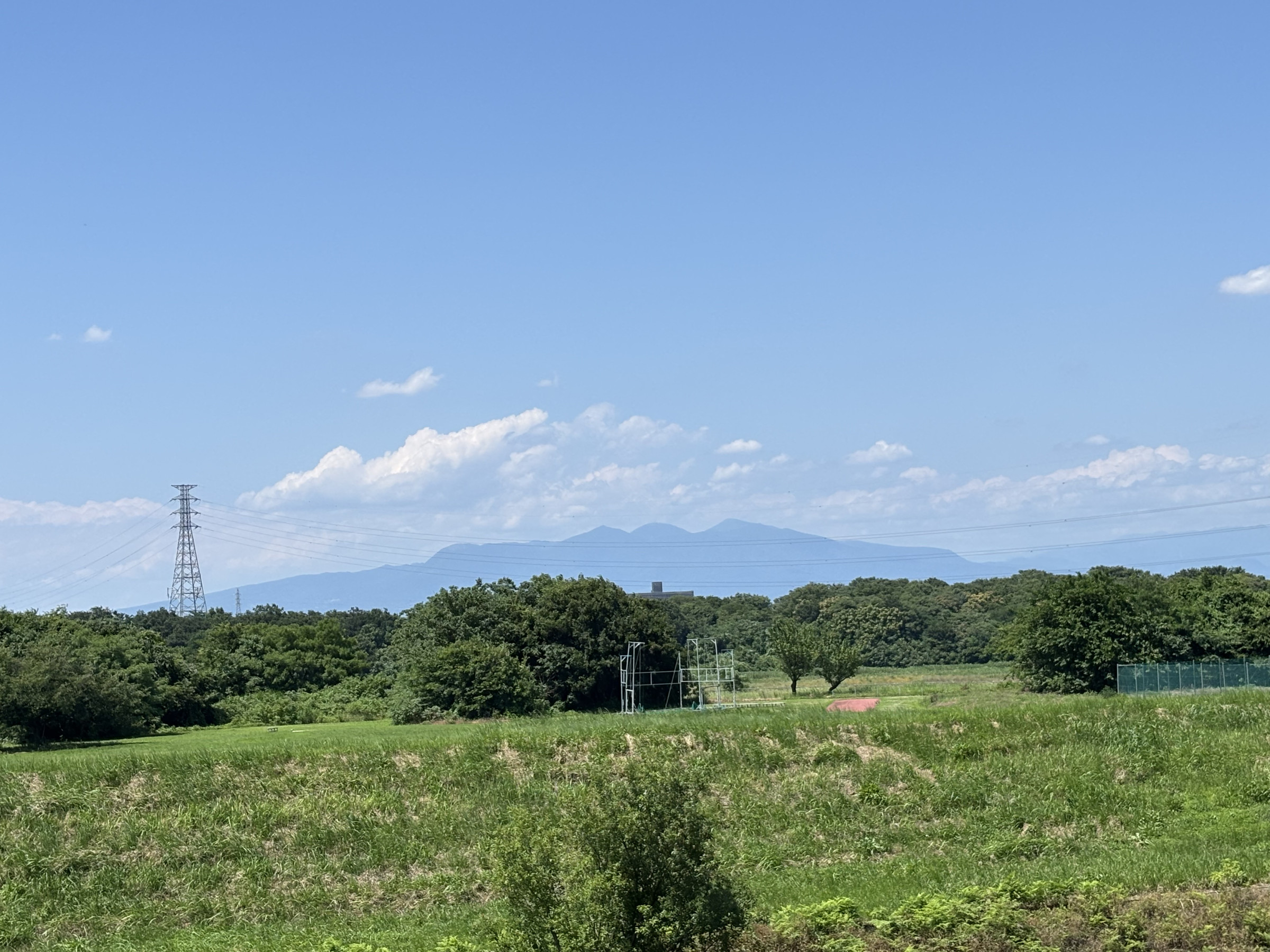 裏の土手に上がるとは赤城山がきれいに見えます