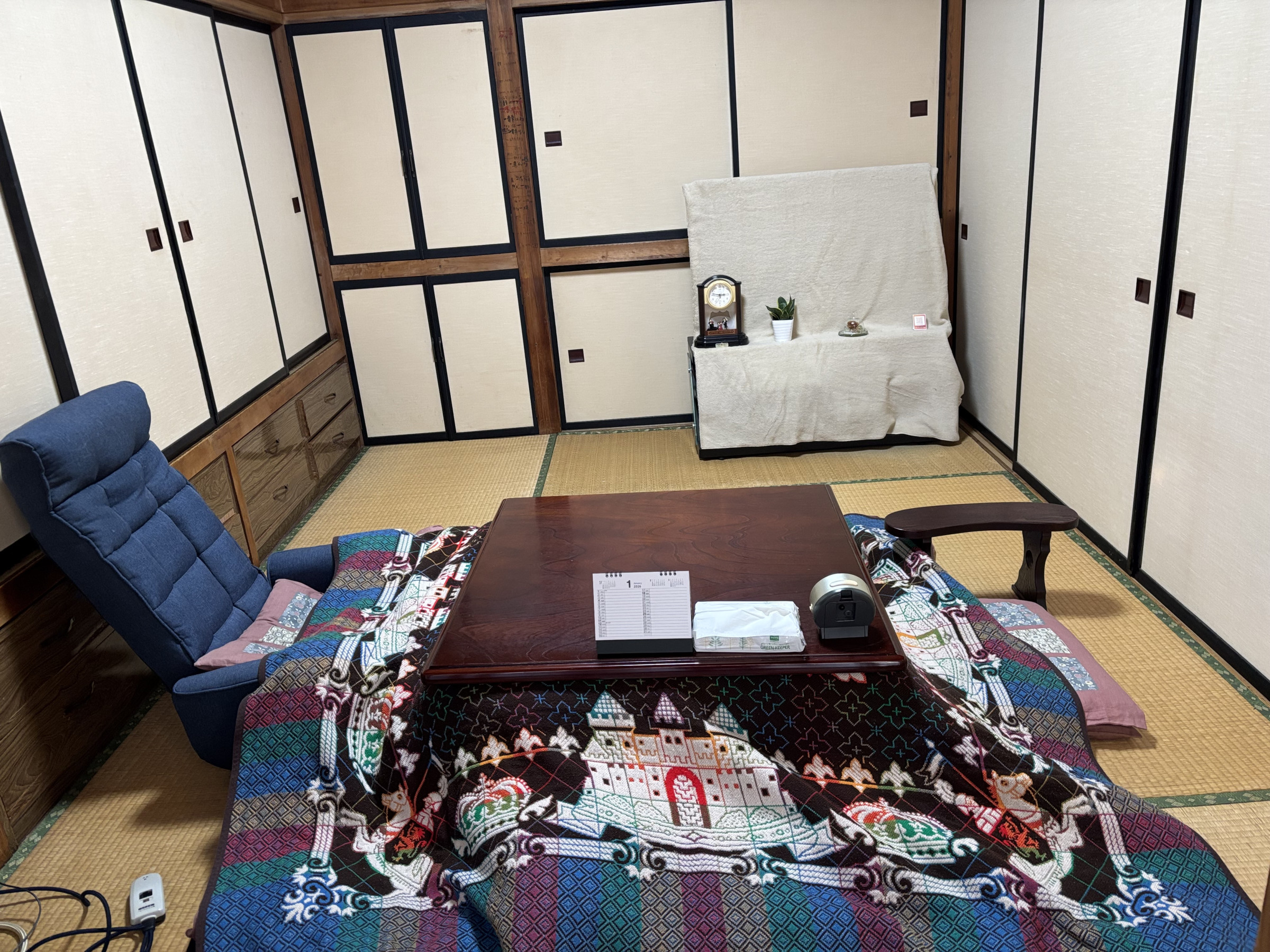 面接室③掘りごたつで、足元が暖かい