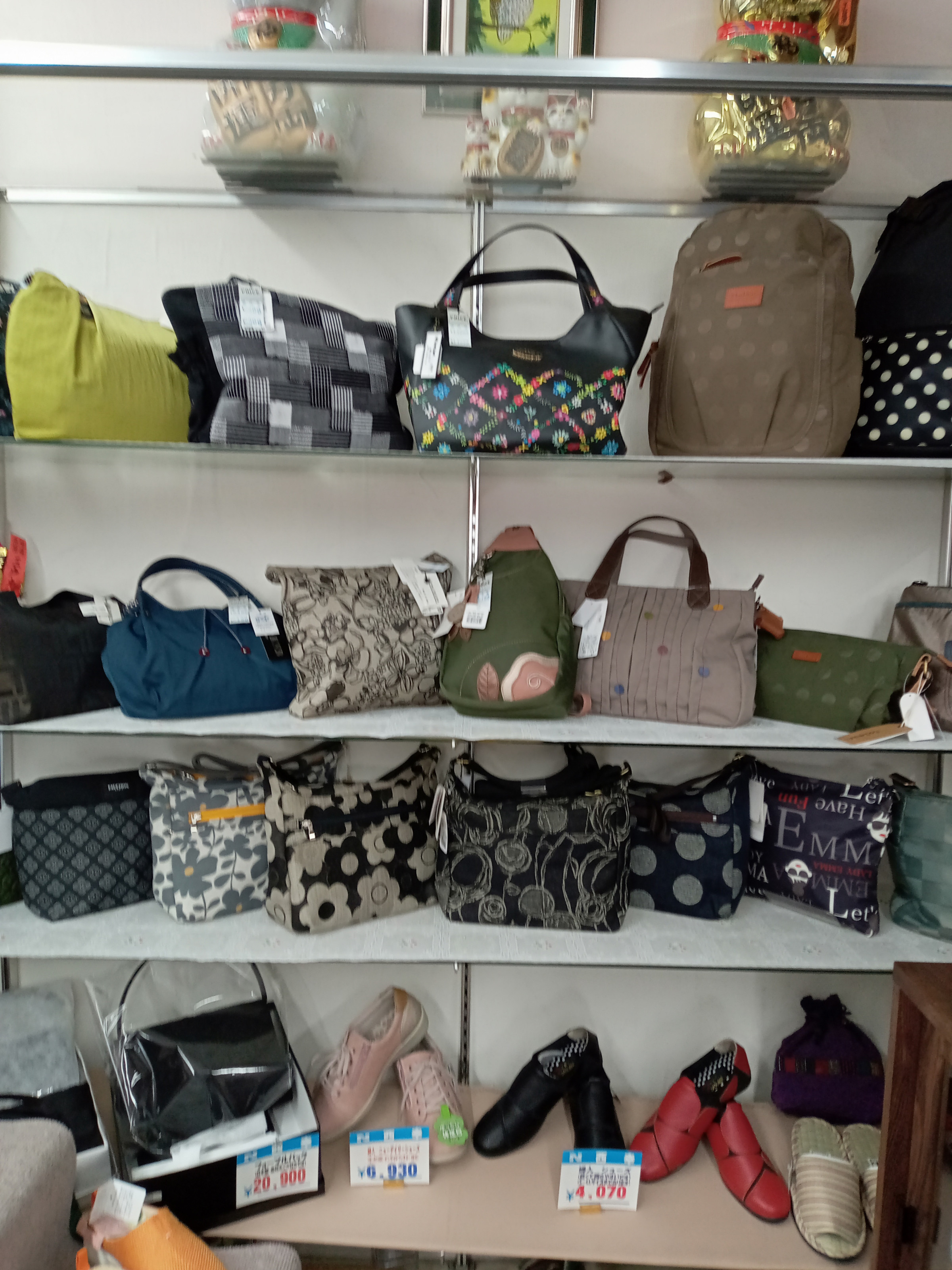 バックや財布も多数、ございます