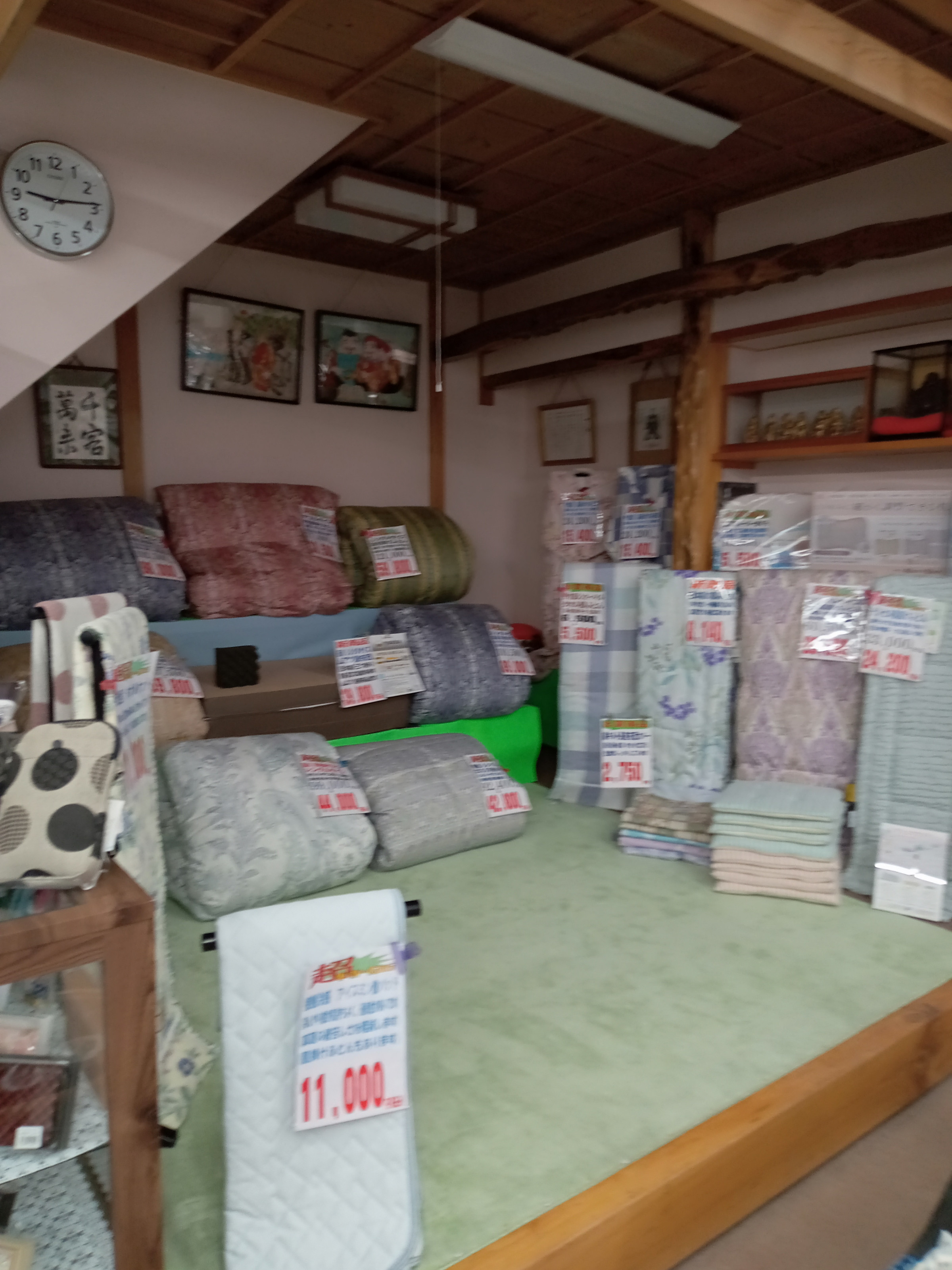 羽毛布団などの寝具も販売しております。