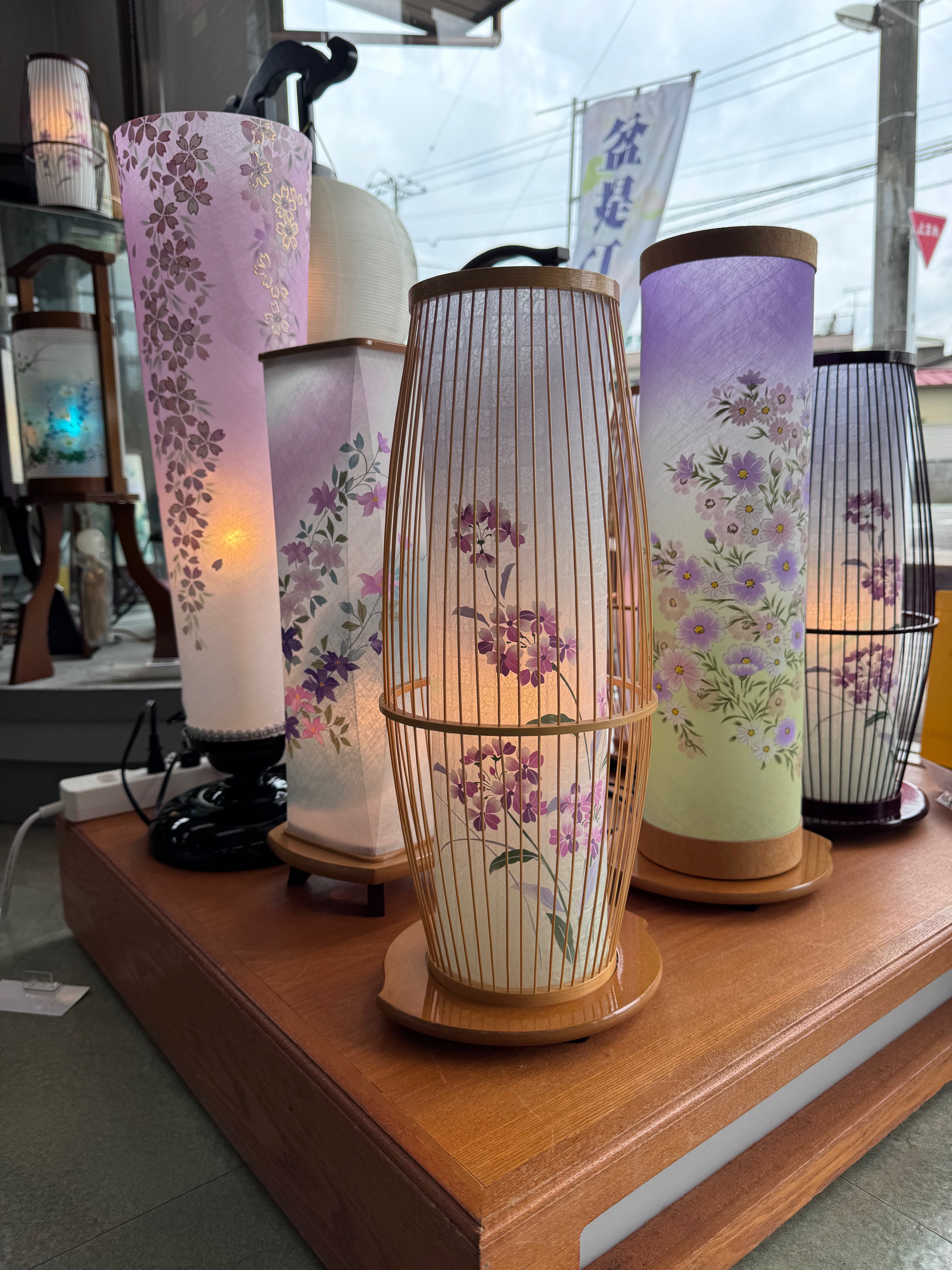 お盆提灯展示中