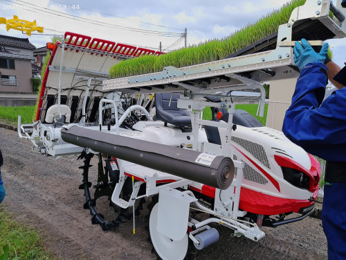 【活動報告】有機栽培への挑戦をドローンでサポート！「紙マルチ」田植えに合わせた有機肥料散布を実施