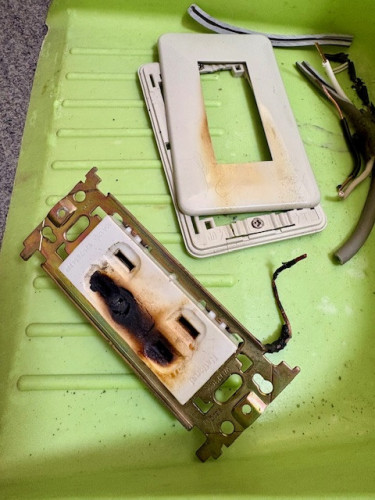 焼損コンセントに注意！！