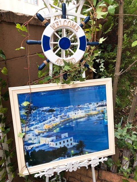 入り口はエーゲ海風ボードでお迎え