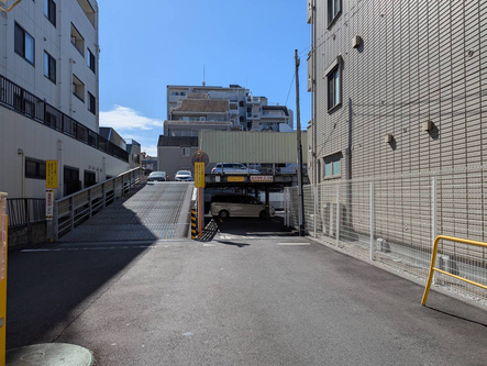 フレンドパークきたまちの駐車場入口の写真