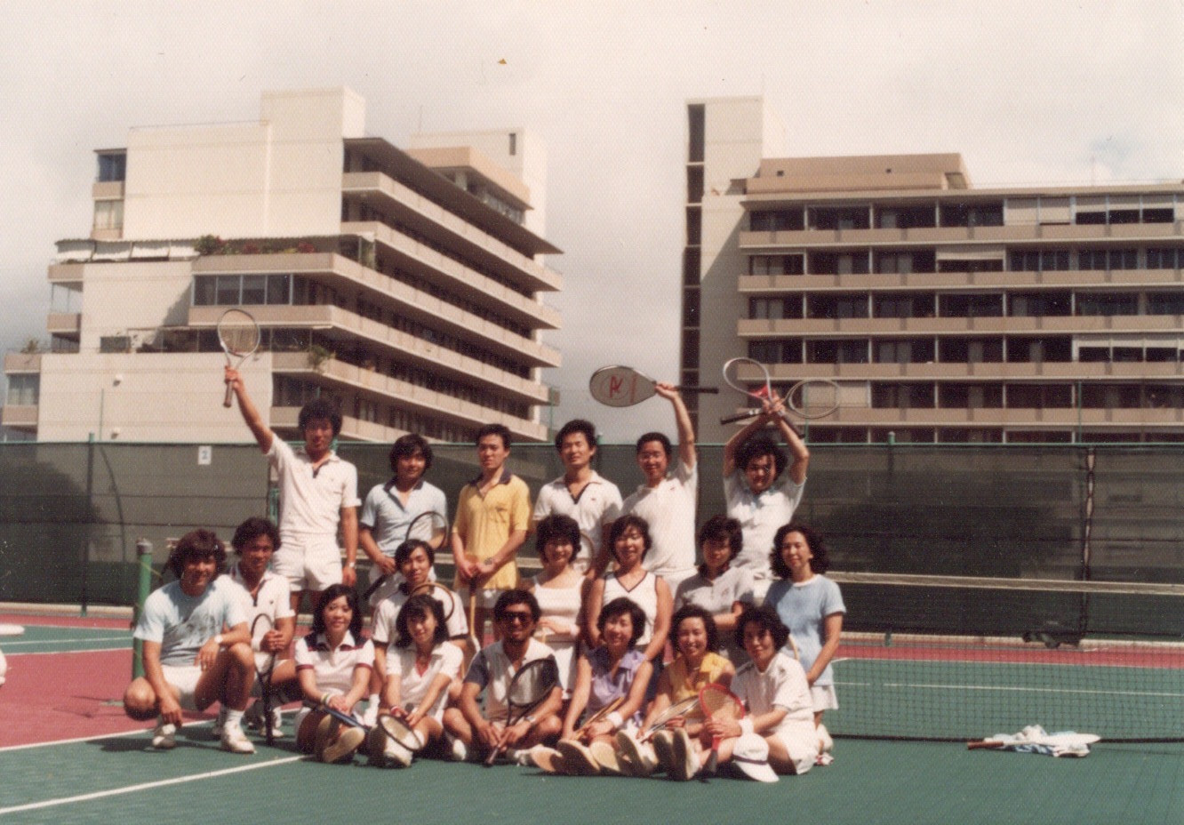 海外ツアーには約30回スクール生の引率でいきましたが第2回はHAWAII　HonoluluのHotel屋上でレッスン