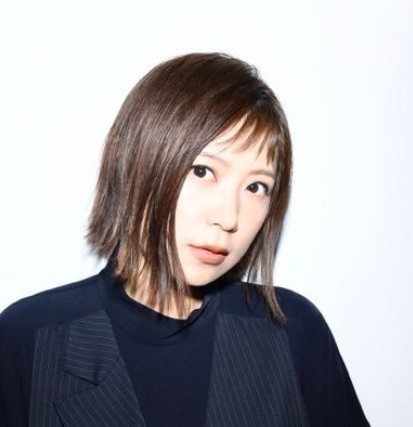 恋の迷いに三日月が重なる夜、絢香さんのLIVE帰りに運勢を占う