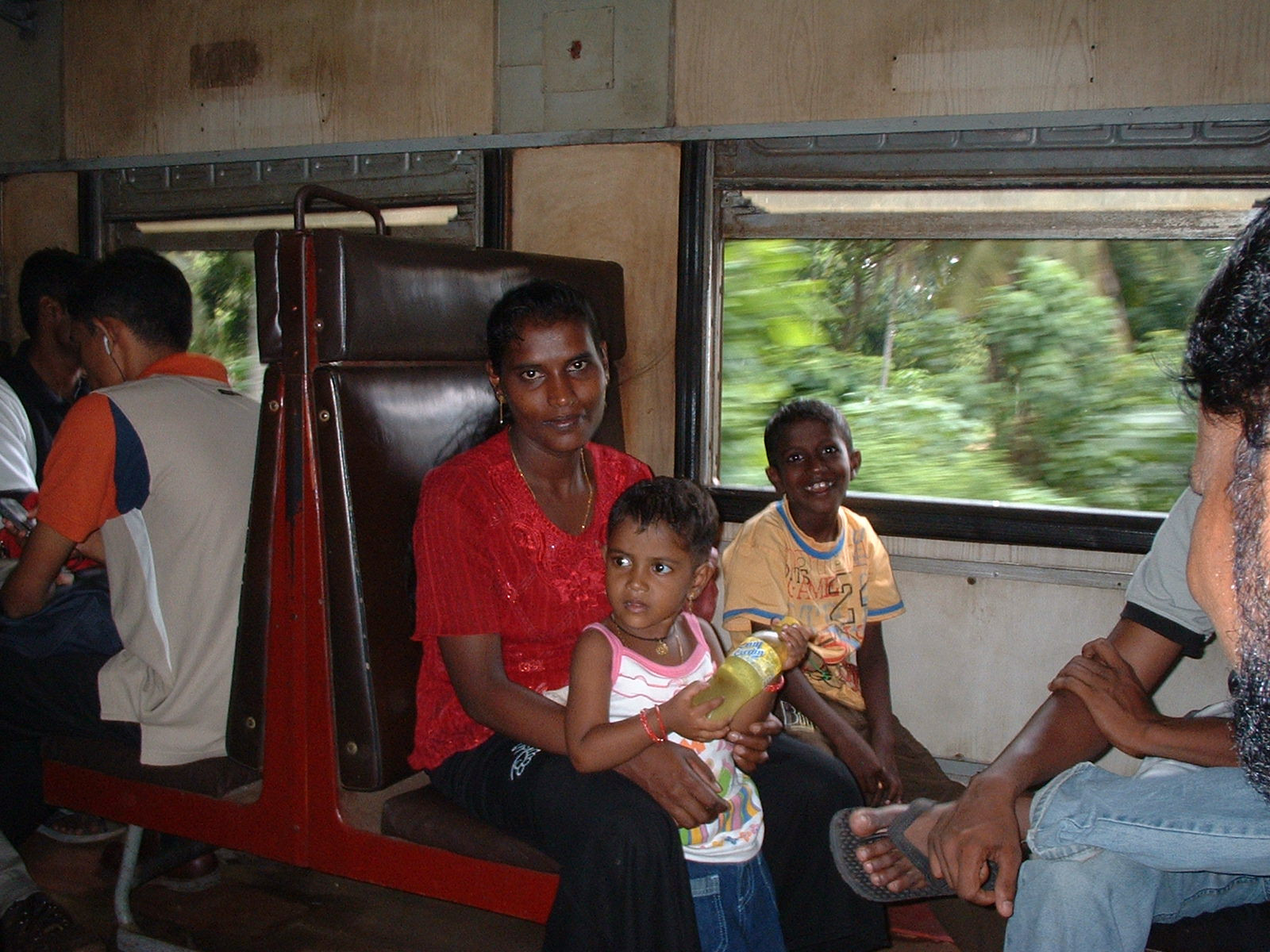 マータラへ向かう列車での親子