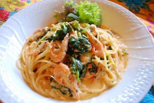 糸島産小エビとほうれん草のクリームパスタ（スープ・季節の前菜付）
