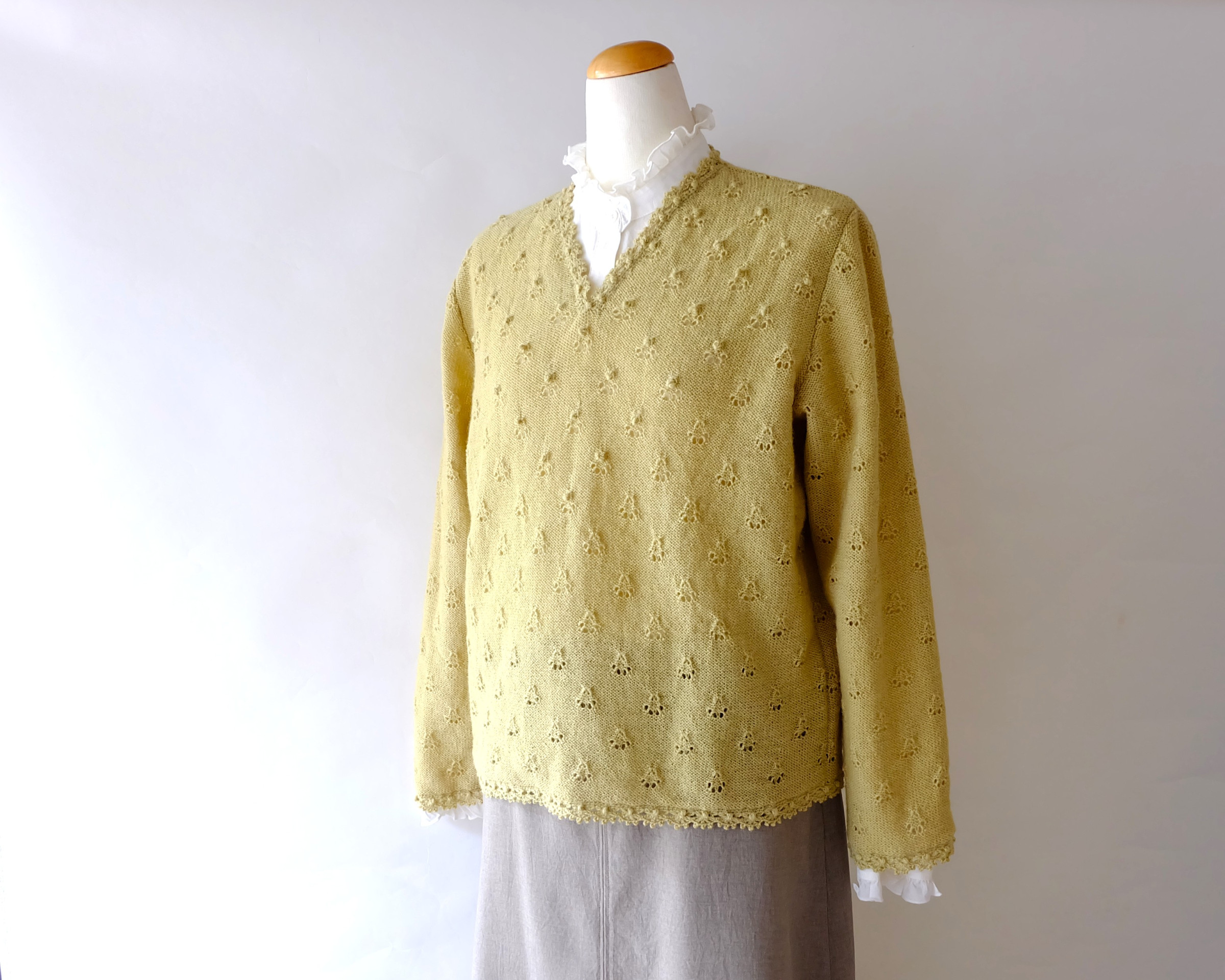 草木染めシェットランドのVネックセーター