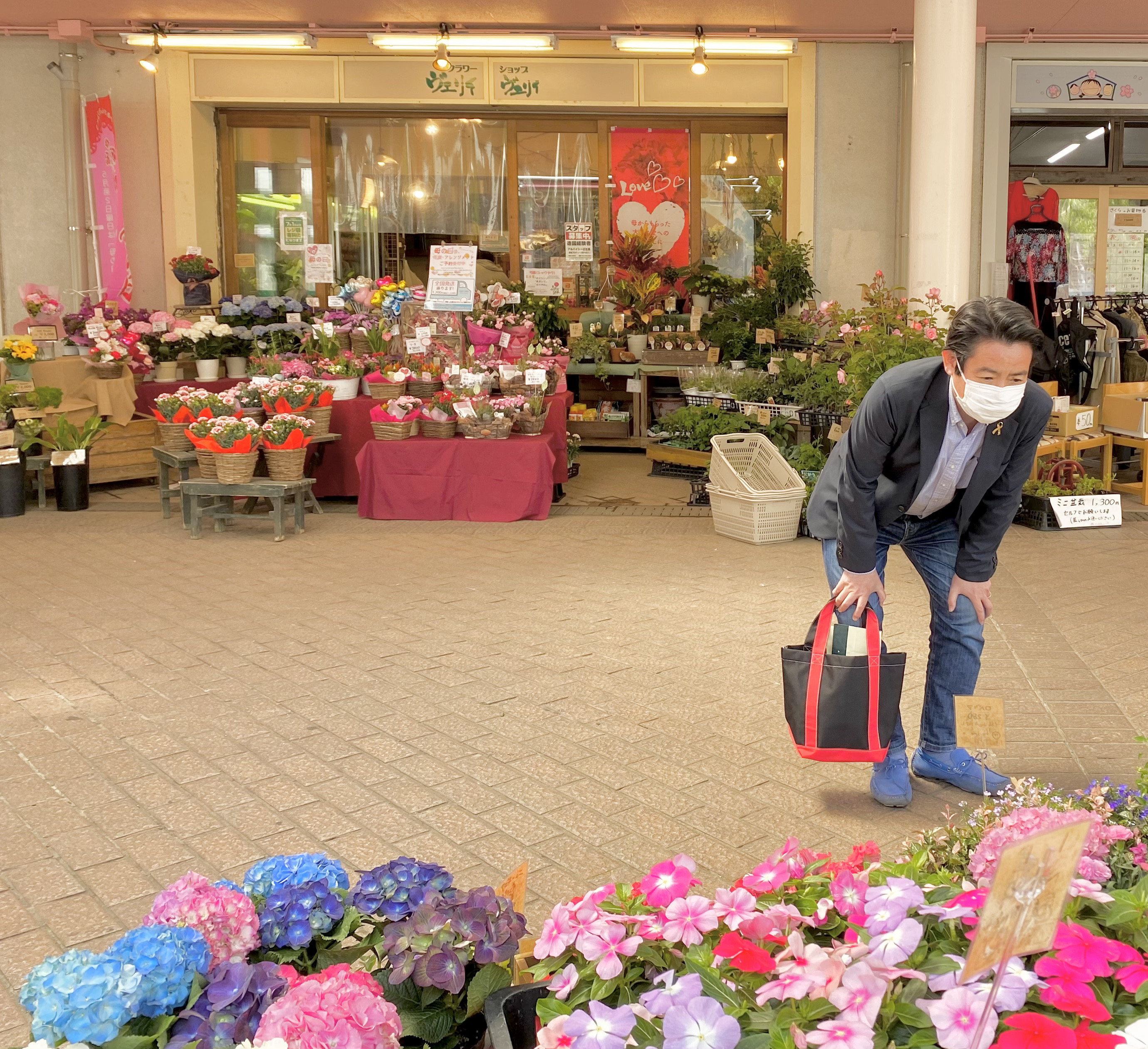 休日の今日は、小山田桜台のお花屋さん、ヴェリィヴェリィでお花を買って帰りました。