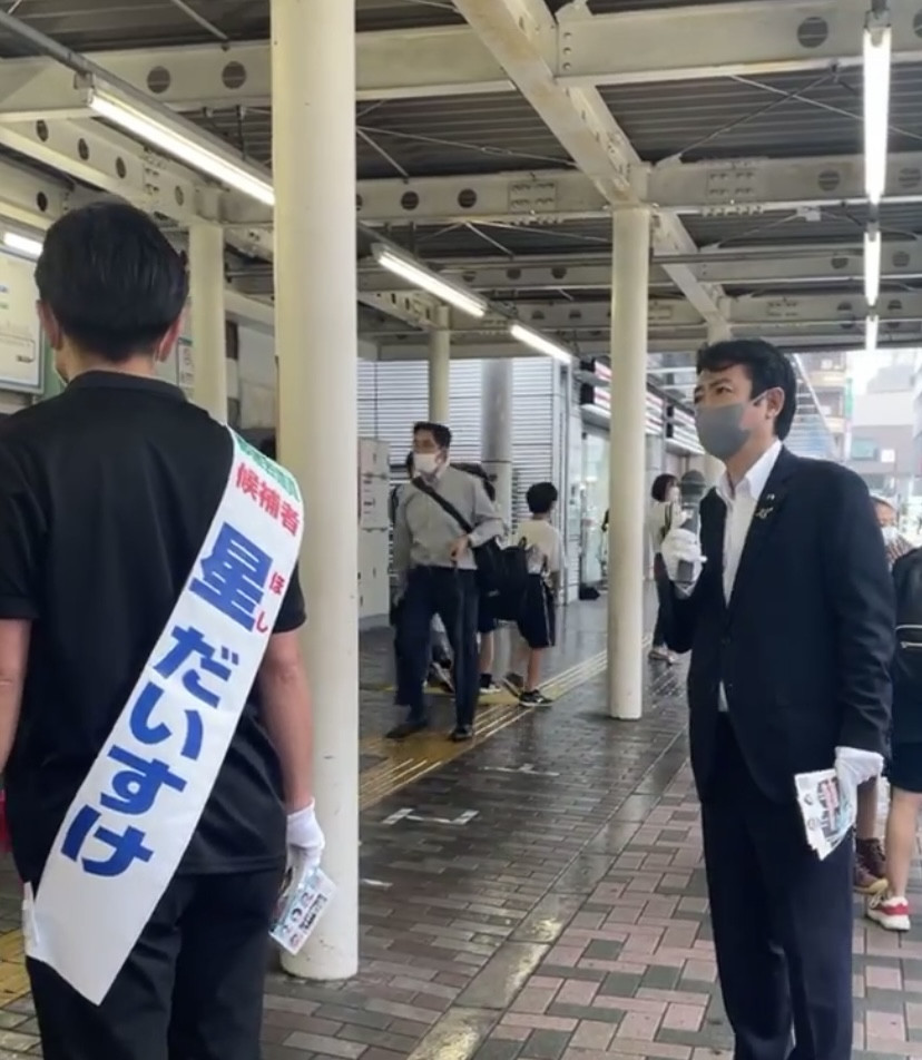 今朝は、雨の中鶴川駅にて、#自由民主党　公認候補　#星だいすけ候補　と地元の岩瀬市議とお願い