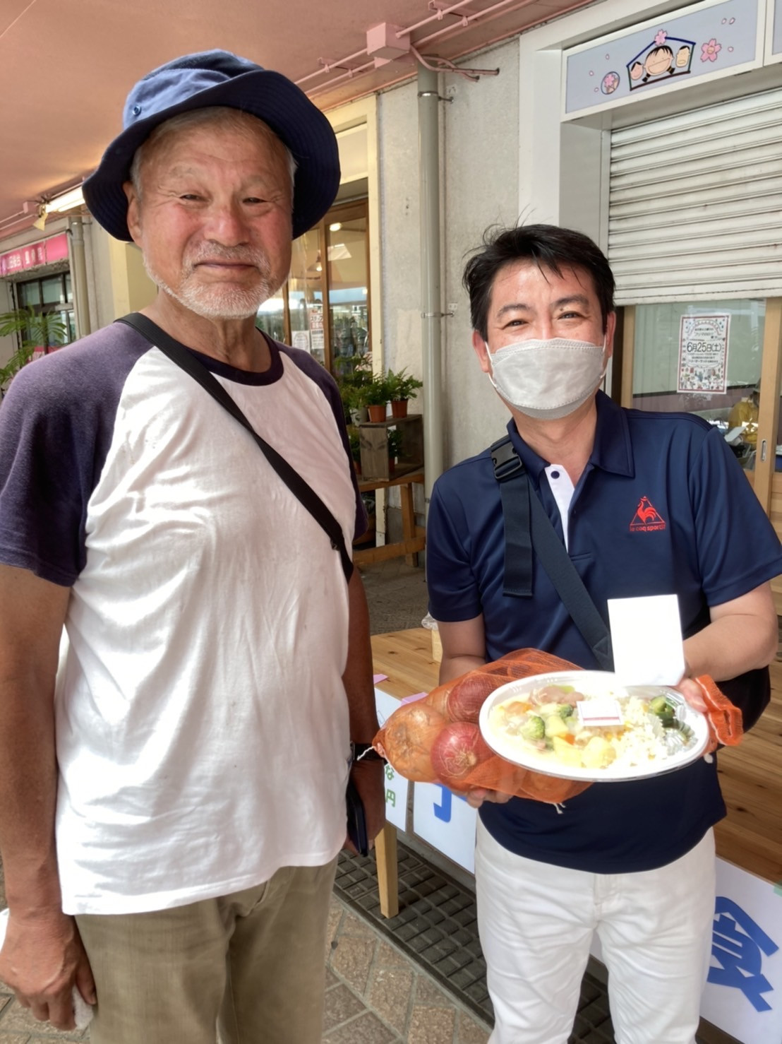 #みんなの子ども食堂さくらんぼう に藤崎先生がやってきた！  いつも、美しい 豊島（香川県）から、愛にあふれる自然の恵みを贈ってくださっています。  今日も藤崎先生のお米、じゃがいも、玉ねぎが入ったシ