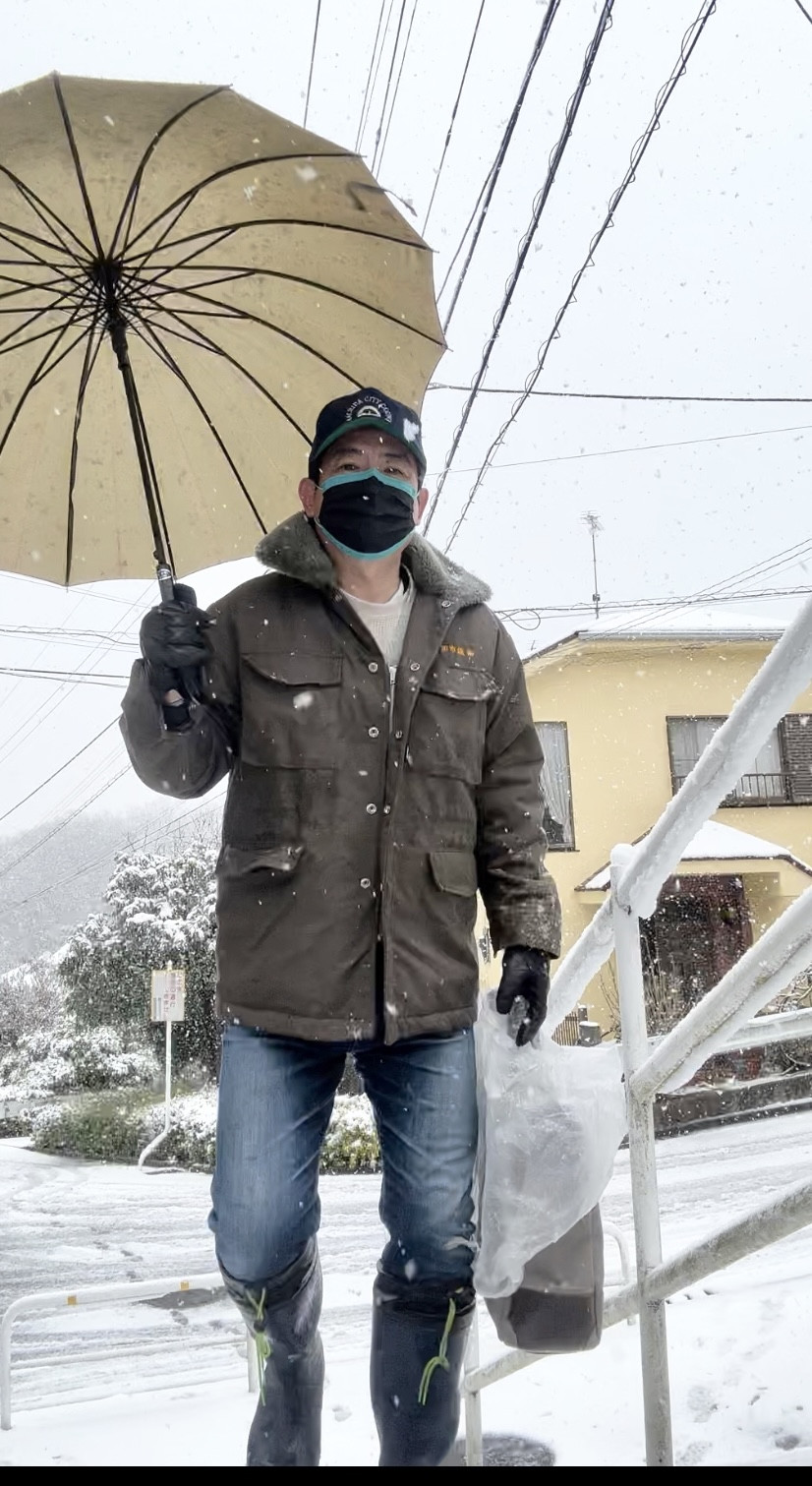 町田市にも大雪警報発令中です。 午前中は車で移動していましたが、午後からは近場を徒歩に切り替え、これからはテレワークにします。 みなさま、なるべくお気をつけて、早めの帰宅をお願いします。  #大雪警報