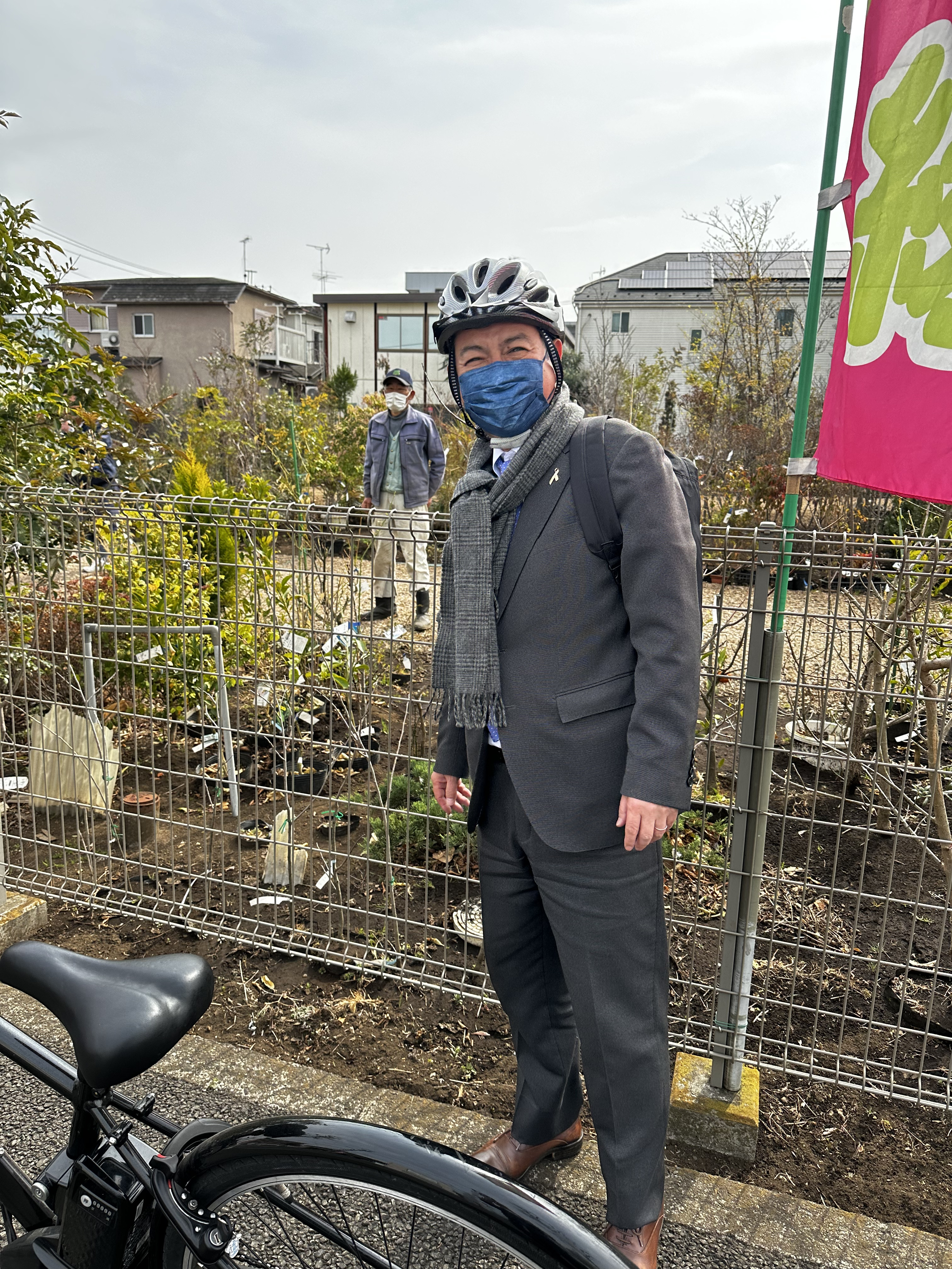 #町田市議会議員 の #ふじた学 です。  自転車で移動するといろんな出会いがあります。 　忠生JAを通ったら、朝市と植木市にいらっしゃるじゃないですか。談笑も、大切な意見もいただきました。