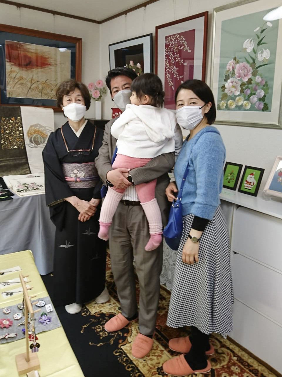 #町田市議会議員 の #ふじた学 です。  　尾根緑道さくら祭り🌸から 寄り道して、素敵なオープンギャラリー     日本刺繍工房おかじま さんに、家族て伺い、鑑賞してきました。 　岡島先生ご夫妻には