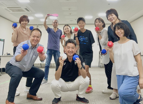 町田市議会パラスポーツ部！ ボッチャを楽しみました。ほんと楽しかったあ＼(^^)／  まちだ育成会の小木曽さんにご指導をいただきました。ありがとうございました。  パラメダリスト鹿沼由理恵さんもサプラ