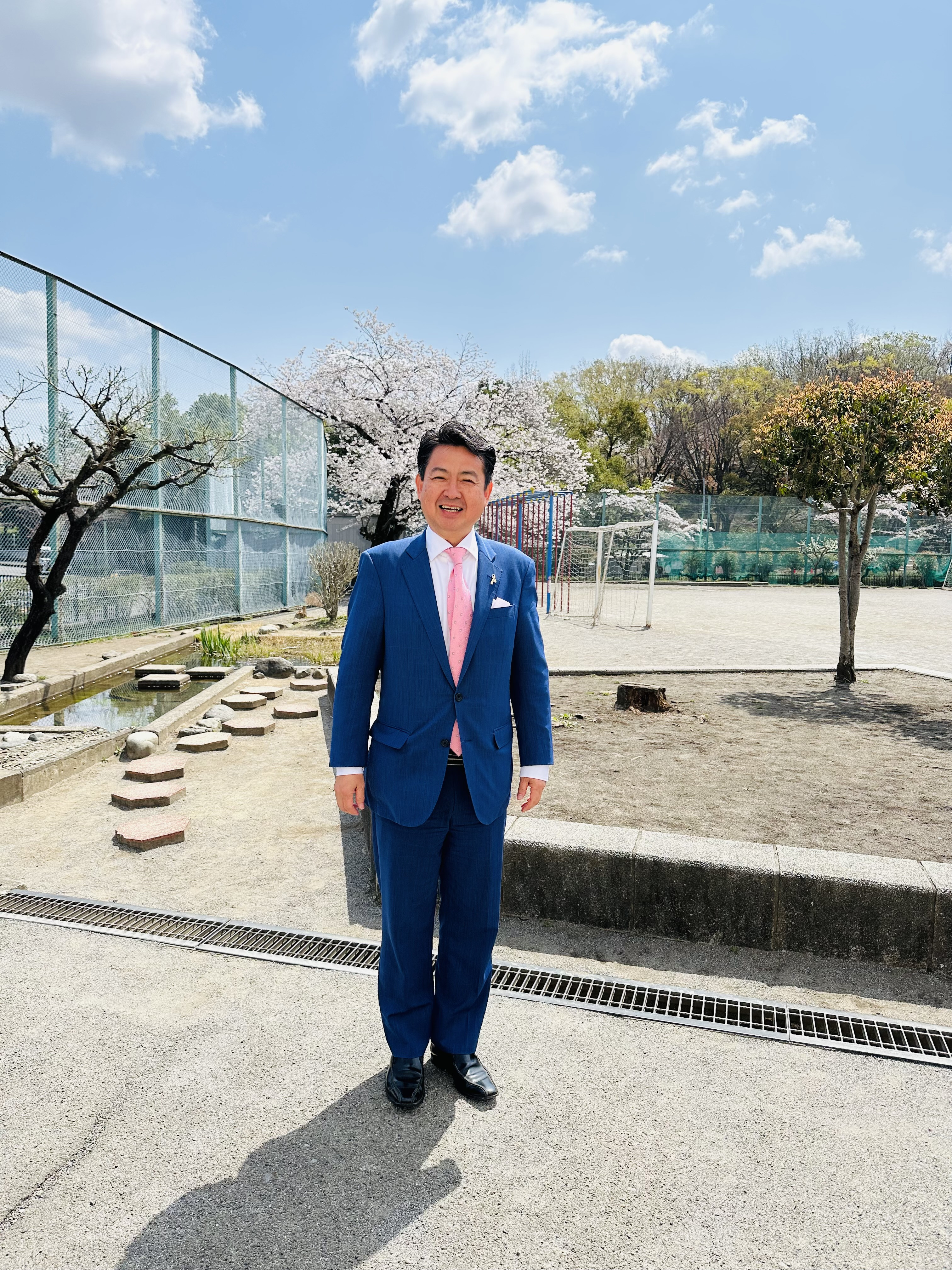 快晴で桜満開のもとでの入学式でした。 おめでとうございます。 地域のみなさんと一緒に、みんなを見守り、応援しています。 やってみよう！  #小山田南小学校 #町田市青少年健全育成小山田地区委員会 #ふ