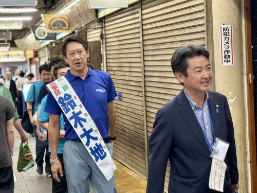 選挙のおまけ(^^)v  #町田仲見世商店街 を歩きながら、鈴木大地候補がとても気に入った様子。  「ここいいなあ。好きだなあ。選挙終わったら飲みに来たいなあ」って、ずっと言ってました。 　 　いいね