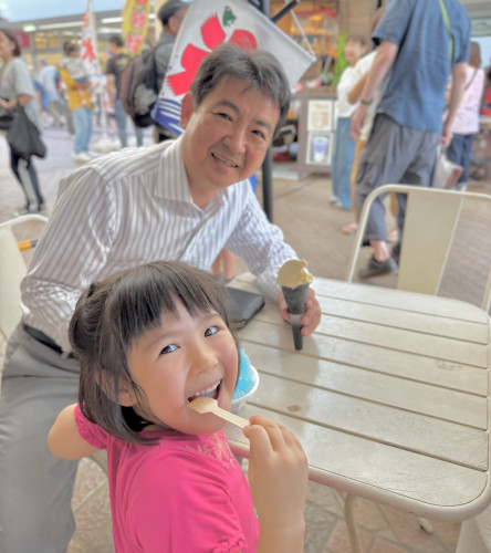 小山田桜台商店街の夕涼み会に家族で行ってきました。 愛娘は楽しんでました。愛妻は美味しい、美味しいと言ってます笑笑 　小山田桜台を元気に！いつもありがとうございます。 　明日もやってます！みなさん小山